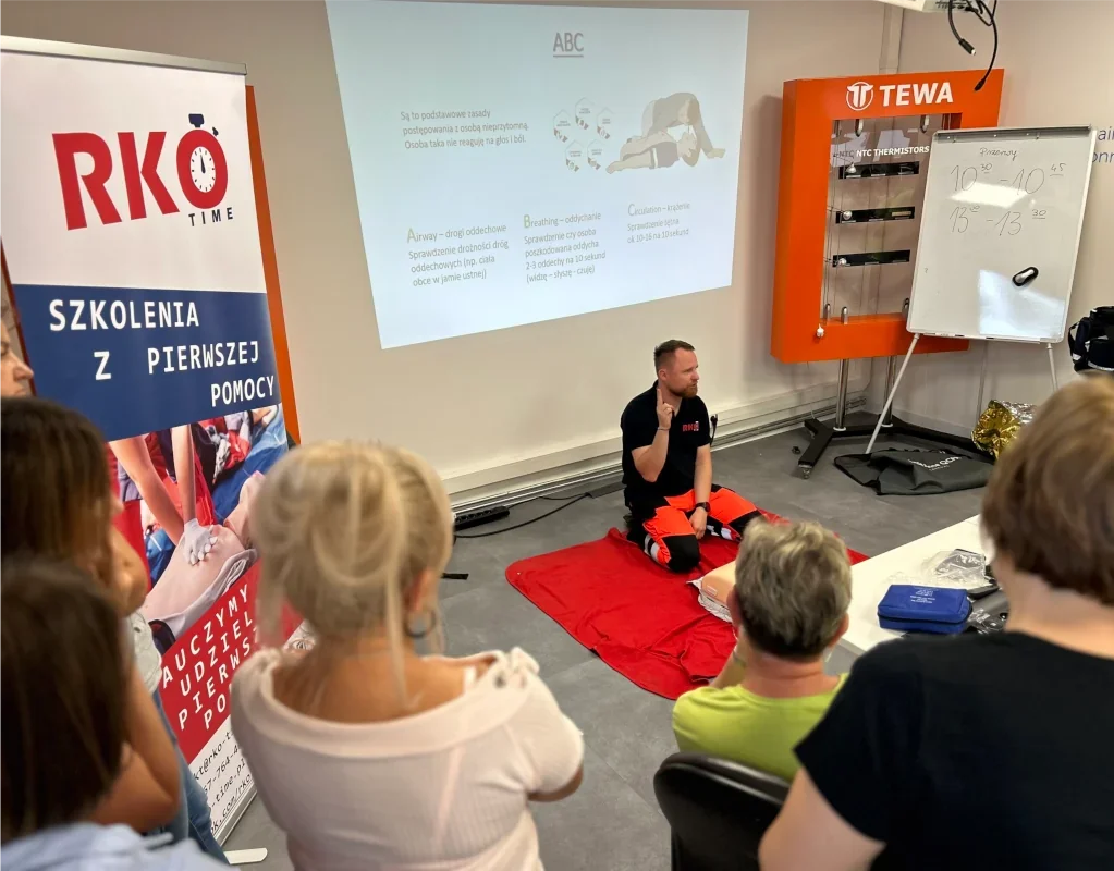 Instruktor pokazuje jak sprawdzić funkcje życiowe