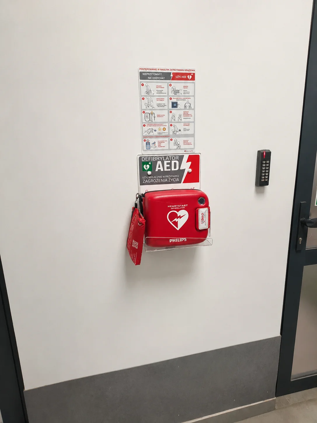 Defibrylator AED zamontowany na ścianie